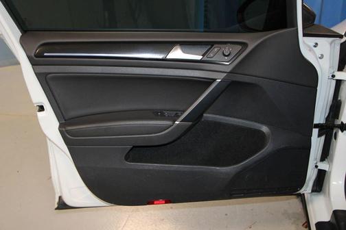 2019 Volkswagen Golf R 2.0T w/DCC & Navigation