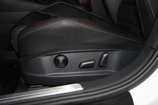 2019 Volkswagen Golf R 2.0T w/DCC & Navigation
