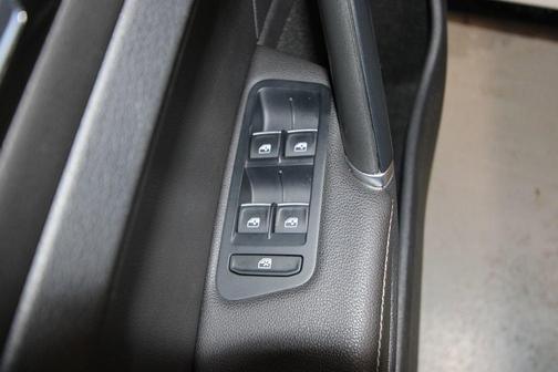 2019 Volkswagen Golf R 2.0T w/DCC & Navigation