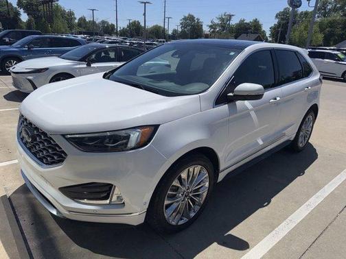 White Metallic 2022 Ford Edge Titanium