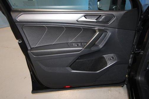 Deep Black Pearl Effect 2024 Volkswagen Tiguan 2.0T SE