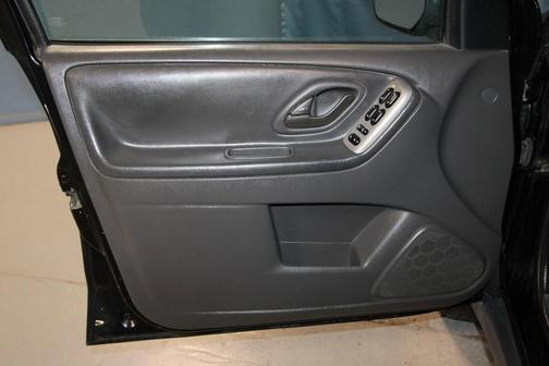 2005 Mazda Tribute i