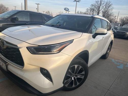 White 2021 Toyota Highlander XLE