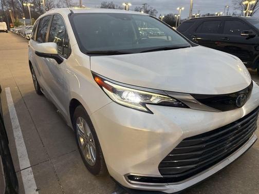 2024 Toyota Sienna Platinum 7 Passenger