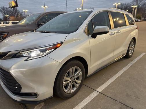 2024 Toyota Sienna Platinum 7 Passenger
