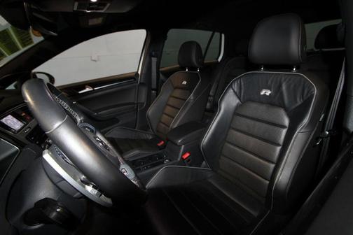 2019 Volkswagen Golf R 2.0T w/DCC & Navigation