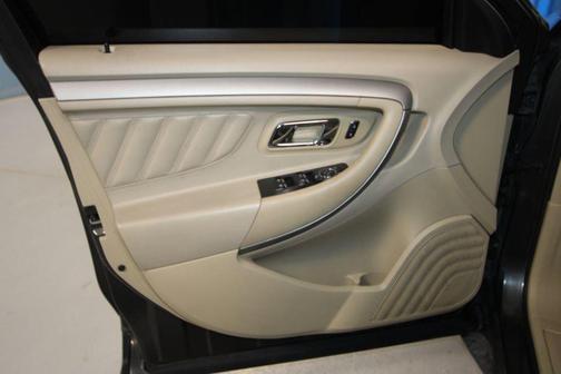 Magnetic 2018 Ford Taurus SE