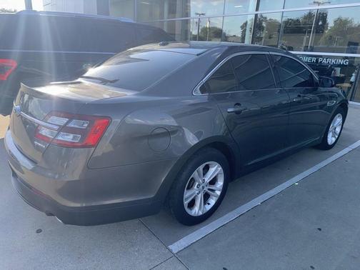 Magnetic 2018 Ford Taurus SE
