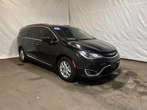 Brilliant Black Crystal Pearlcoat 2020 Chrysler Pacifica Touring L