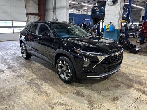 Mosaic Black Metallic 2026 Chevrolet Trax LT