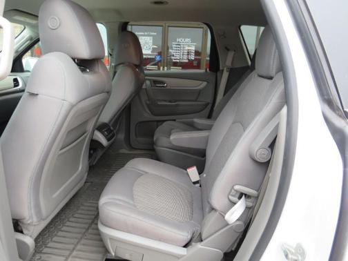 Summit White 2017 Chevrolet Traverse 2LT