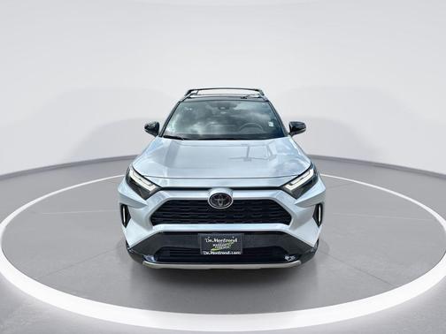 Wind Chill Pearl/Midnight Black Metallic 2025 Toyota RAV4 Hybrid SE