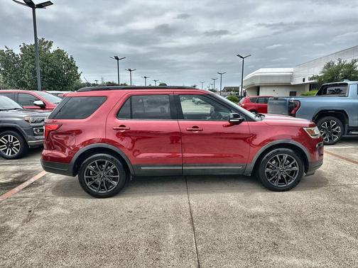 RUBY RED METALLIC TINTED CC 2018 Ford Explorer XLT