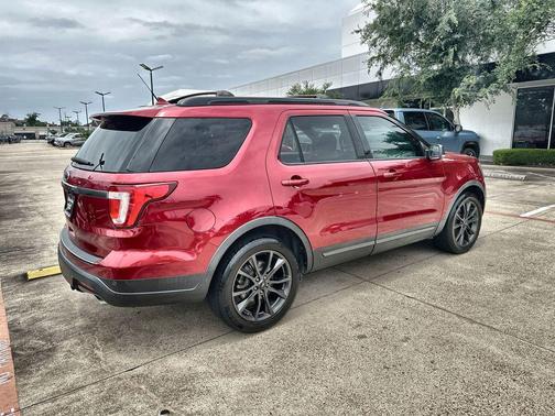 RUBY RED METALLIC TINTED CC 2018 Ford Explorer XLT