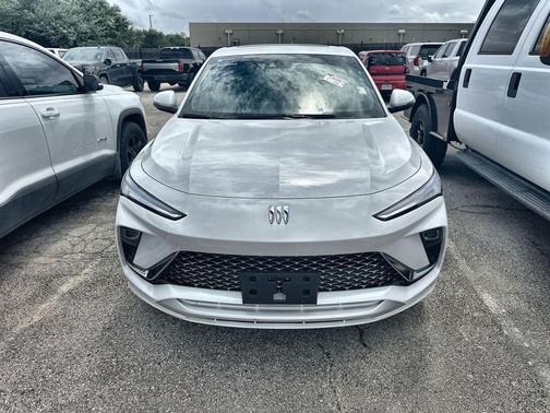 White Frost Tricoat 2026 Buick Envista Avenir FWD