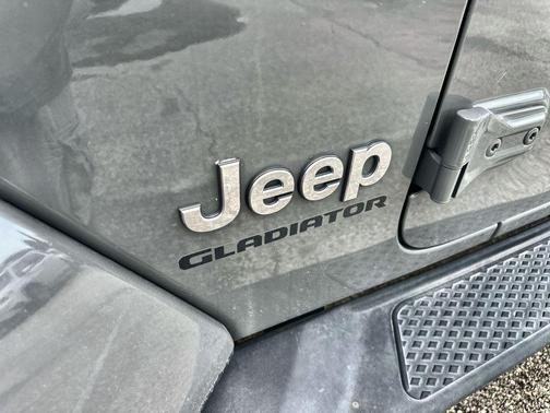 Sting-Gray Clearcoat 2022 Jeep Gladiator Overland