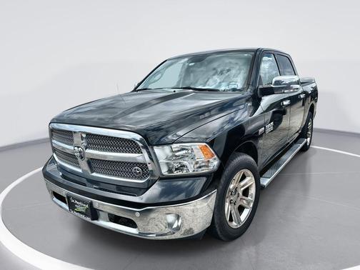 Brilliant Black Crystal Pearlcoat 2018 RAM 1500 Lone Star