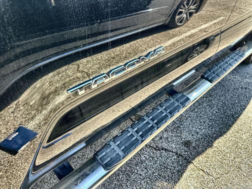 Midnight Black Metallic 2018 Toyota Tacoma Limited