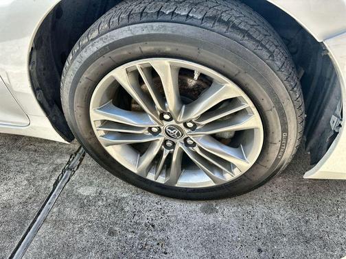 Blizzard Pearl 2016 Toyota Camry SE