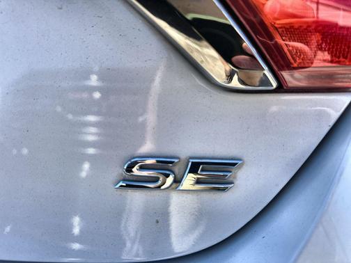 Blizzard Pearl 2016 Toyota Camry SE