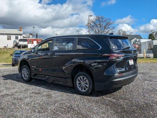 2024 Toyota Sienna LE