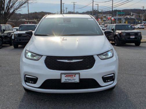2024 Chrysler Pacifica Touring