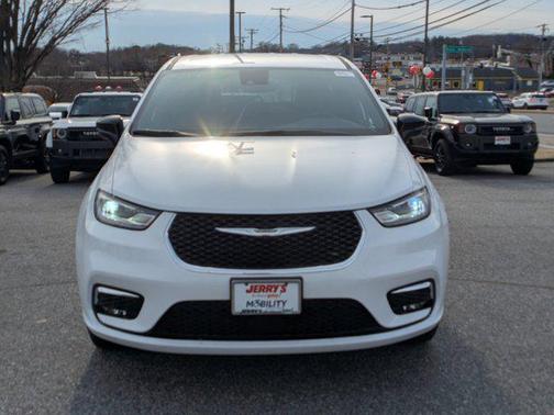 2024 Chrysler Pacifica Touring