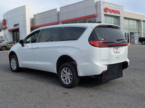 2024 Chrysler Pacifica Touring