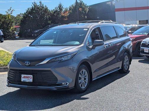 2023 Toyota Sienna XLE 8 Passenger