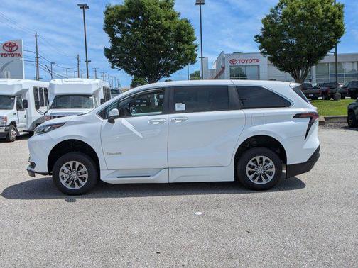 2025 Toyota Sienna LE