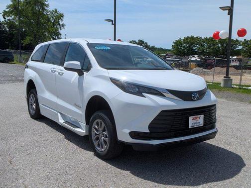2025 Toyota Sienna LE