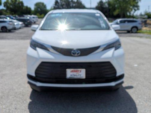 2025 Toyota Sienna LE
