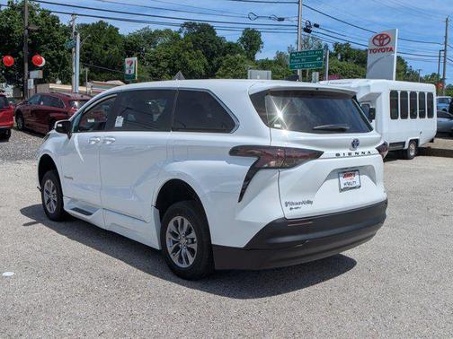 2025 Toyota Sienna LE