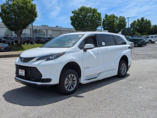 2025 Toyota Sienna LE