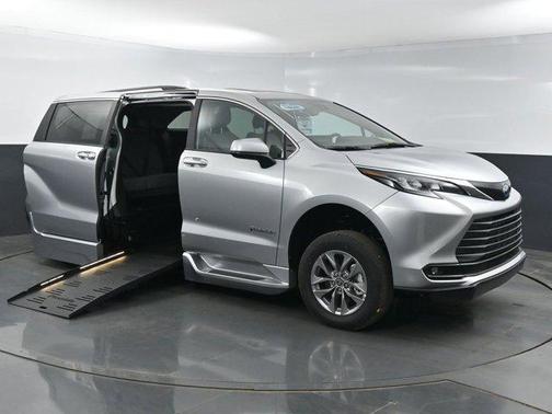 2025 Toyota Sienna XLE 8 Passenger