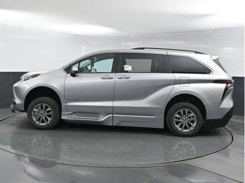 2025 Toyota Sienna XLE 8 Passenger