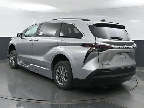 2025 Toyota Sienna XLE 8 Passenger