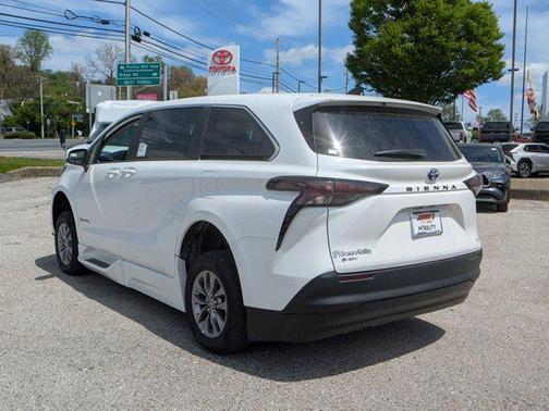 2025 Toyota Sienna LE