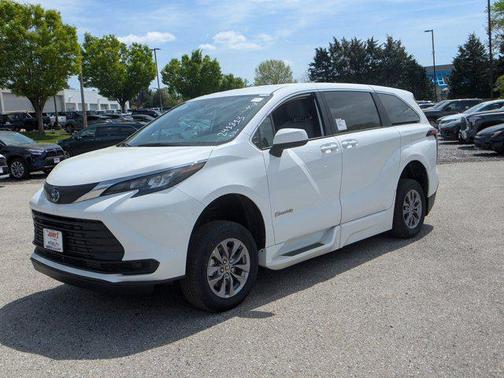 2025 Toyota Sienna LE