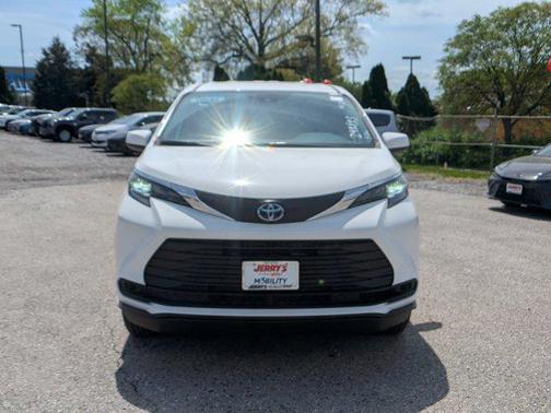 2025 Toyota Sienna LE