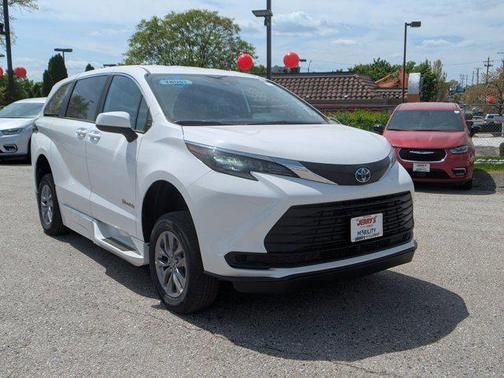2025 Toyota Sienna LE