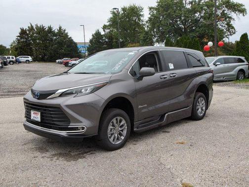 2024 Toyota Sienna XLE 8 Passenger