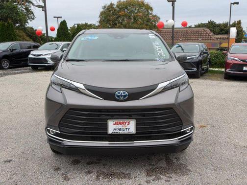 2024 Toyota Sienna XLE 8 Passenger