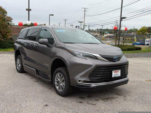 2024 Toyota Sienna XLE 8 Passenger