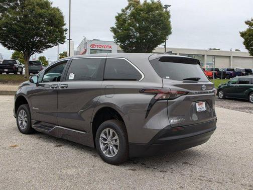 2024 Toyota Sienna XLE 8 Passenger