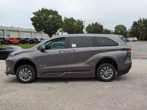 2024 Toyota Sienna XLE 8 Passenger