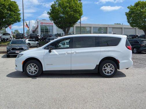2025 Chrysler Voyager LX