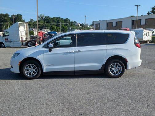 2023 Chrysler Voyager LX