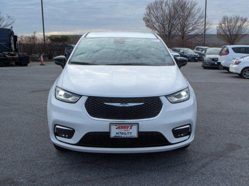 2024 Chrysler Pacifica Touring