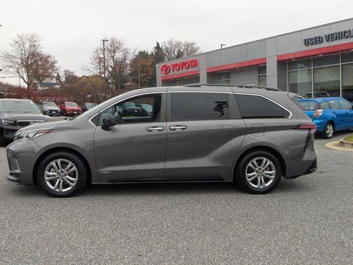 2021 Toyota Sienna XSE 7 Passenger